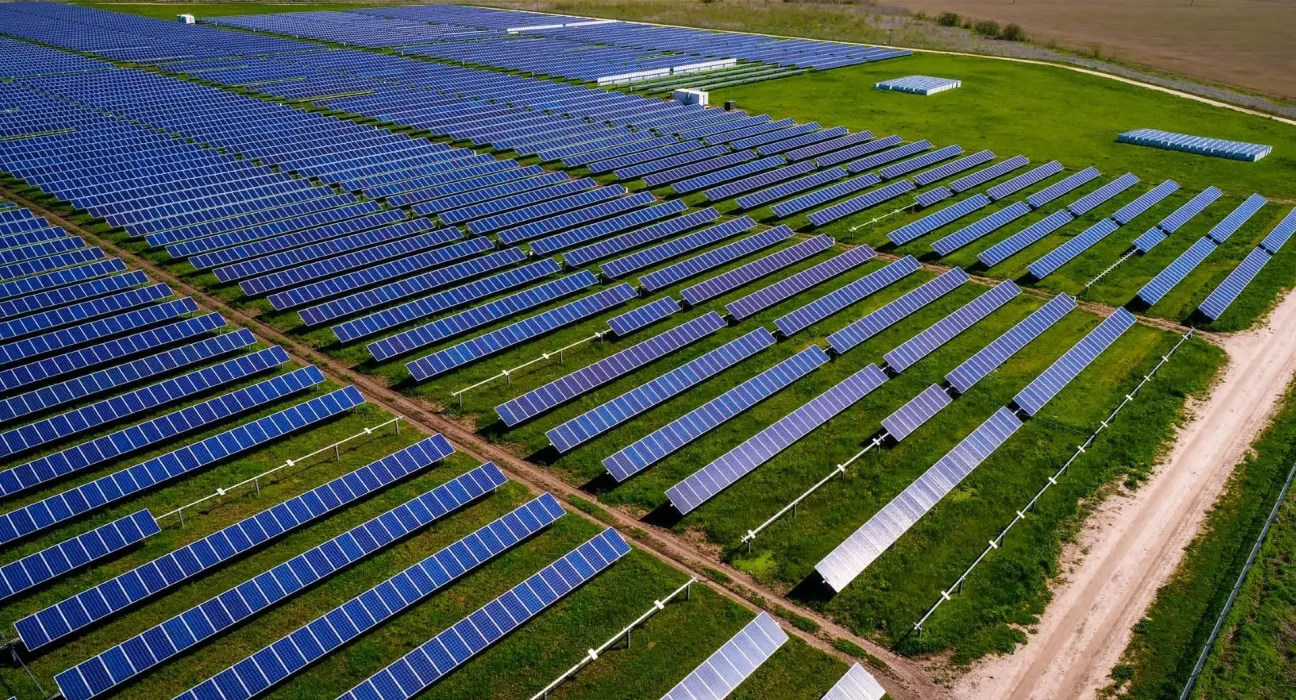 Les géants de la tech américaine investissent massivement dans les énergies renouvelables, alors que l'IA propulse les émissions à un niveau record.
