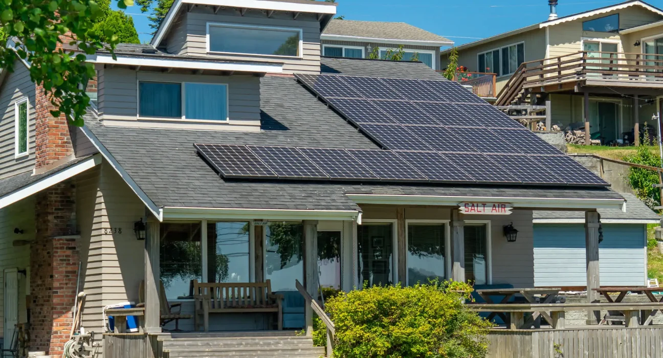 Les propriétaires se tournent vers l'énergie solaire et les batteries face à l'augmentation des tarifs des services publics.
