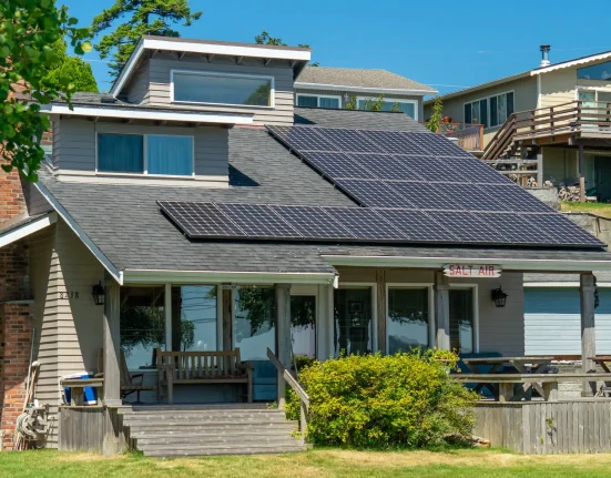 Les propriétaires se tournent vers l'énergie solaire et les batteries face à l'augmentation des tarifs des services publics.