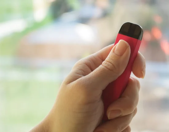 Les recherches sur le vapotage adolescent sur TikTok révèlent des dispositifs cachés et des vidéos enfreignant les règles, selon une étude.