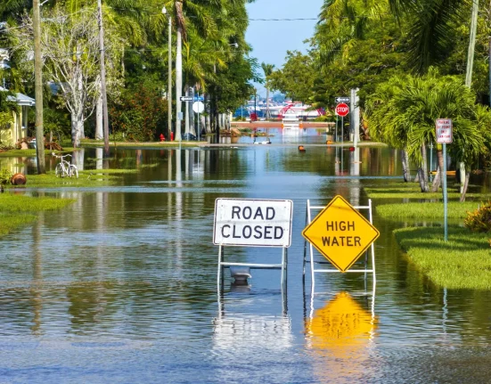 Les scientifiques abandonnent l'ancienne théorie du désastre climatique, mais l'avenir idéal s'évanouit également.