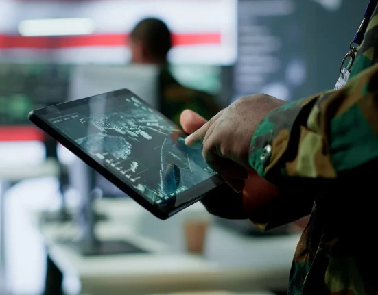 Les sénateurs tentent d'interdire l'utilisation de l'IA militaire pour le lancement d'armes nucléaires et la surveillance des citoyens.