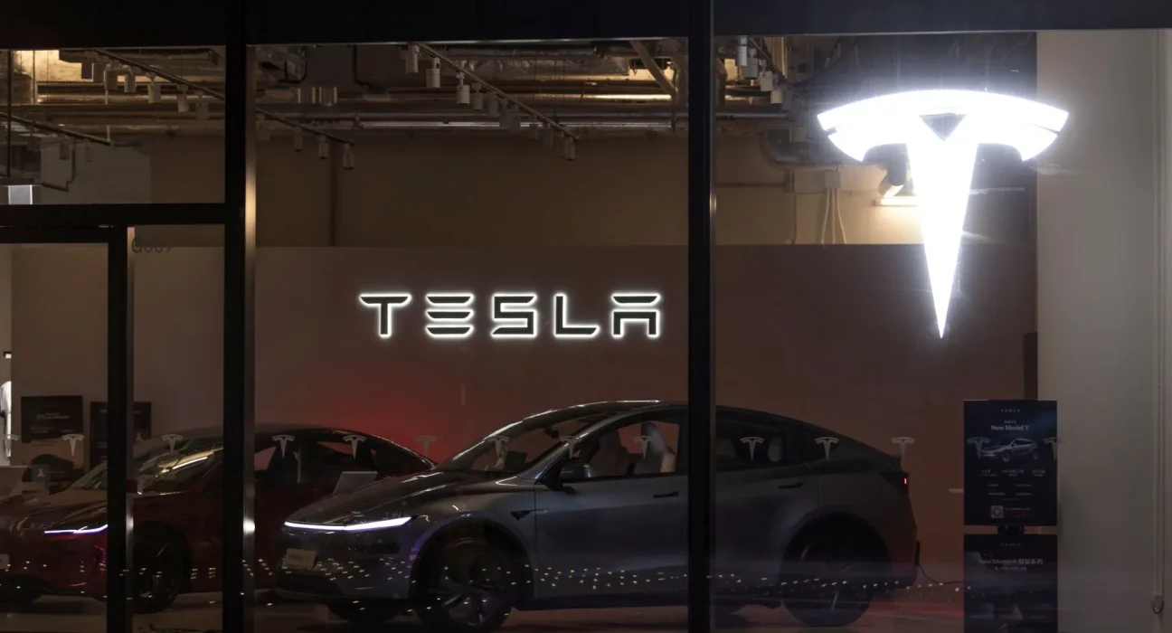 Les sièges flottants de Tesla : suspension électromagnétique et ceinture synchronisée face aux irrégularités de la route