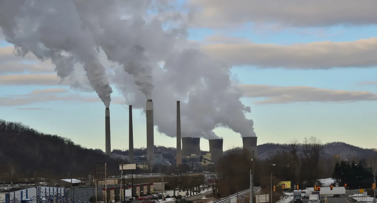 Les subventions DOE accordées à des usines souvent citées pour violations environnementales après le retrait des réglementations de Trump.
