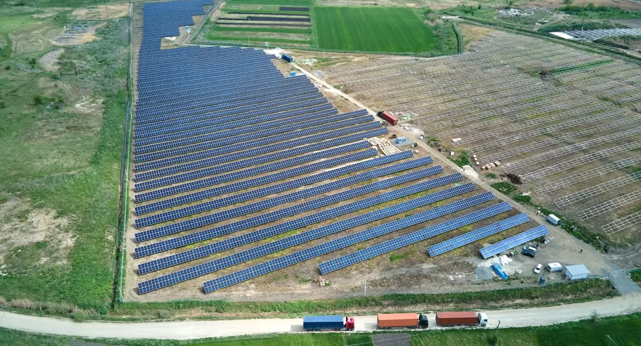 L'essor d'une vaste ferme solaire en Oregon face aux enjeux de terres agricoles et de zones humides.