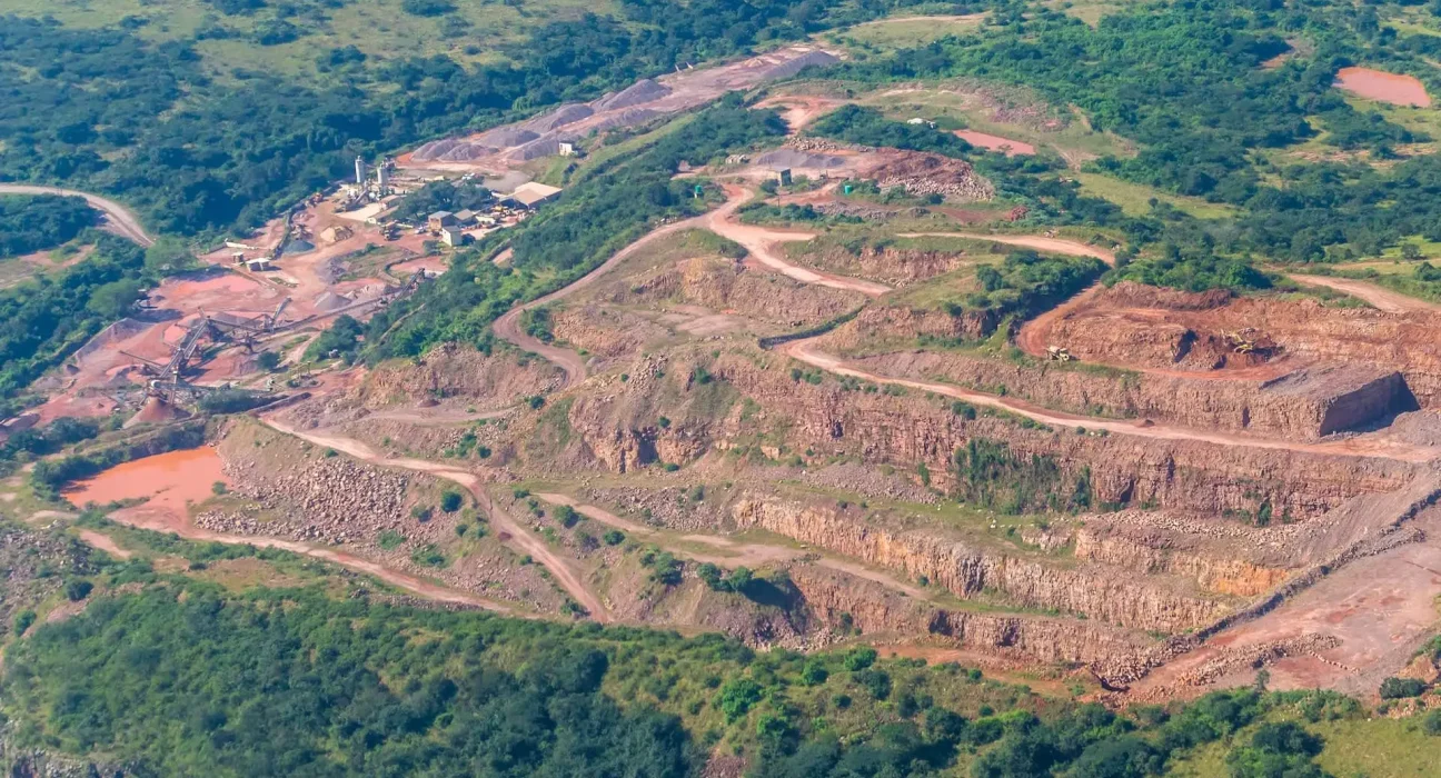 L'essor minier en Afrique dévaste les forêts à un rythme alarmant, révèle une étude.