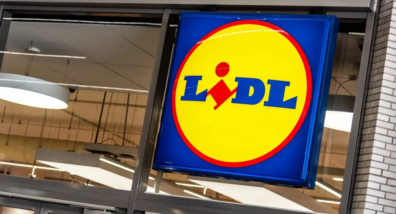 Lidl lance une batterie de balcon à 340 $ en Allemagne, révolutionnant le stockage solaire.