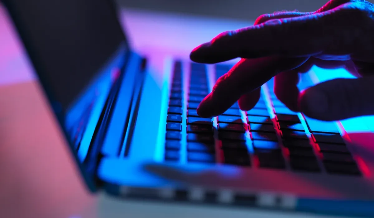 Lutte contre le recrutement terroriste sur les réseaux sociaux : Stratégies pour agir.