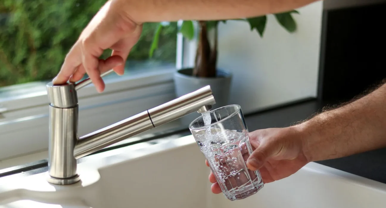 Malgré 2 trillions de dollars et des décennies d'efforts, 1 Américain sur 5 pourrait encore manquer d'eau potable sécurisée.