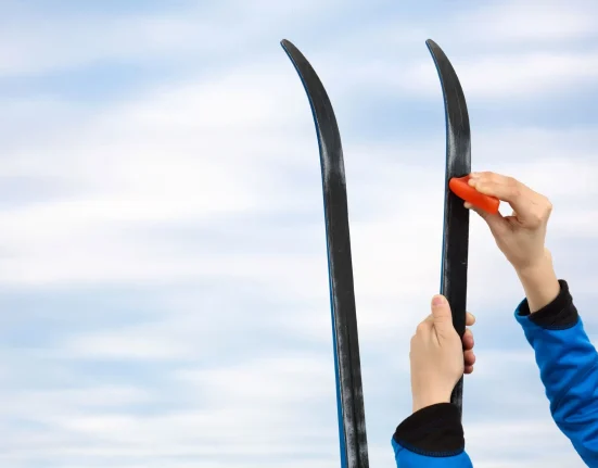 Malgré les interdictions, les travailleurs qui cirent davantage de skis pourraient encore être exposés à des niveaux élevés de PFAS et de cholestérol.