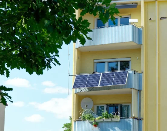 Maryland et Virginie : De nouvelles lois permettent d'installer des panneaux solaires sur les balcons, réduisant ainsi les factures d'électricité de 25 %.