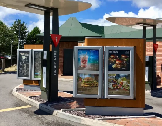 McDonald's : un drive-thru intelligent gérant 1 million de commandes, avec une intervention humaine réduite à 10 %.