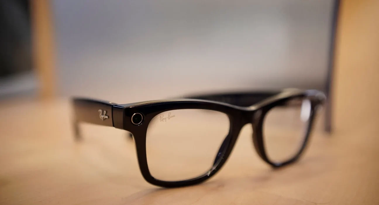 Meta réagit après des révélations sur la capacité de ses lunettes intelligentes à identifier des inconnus en temps réel.