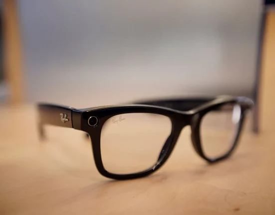 Meta réagit après des révélations sur la capacité de ses lunettes intelligentes à identifier des inconnus en temps réel.