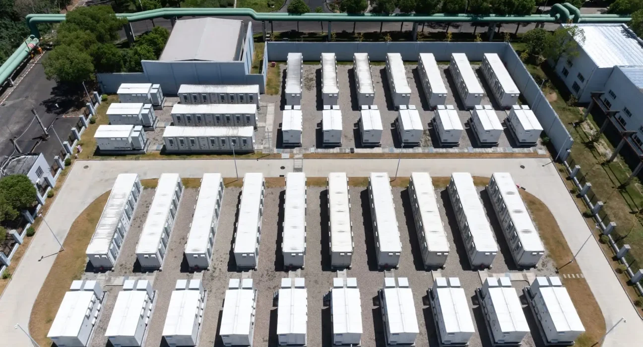 Moratoires sur les fermes de batteries en Washington : Les craintes d'incendie menacent les projets d'énergie propre.