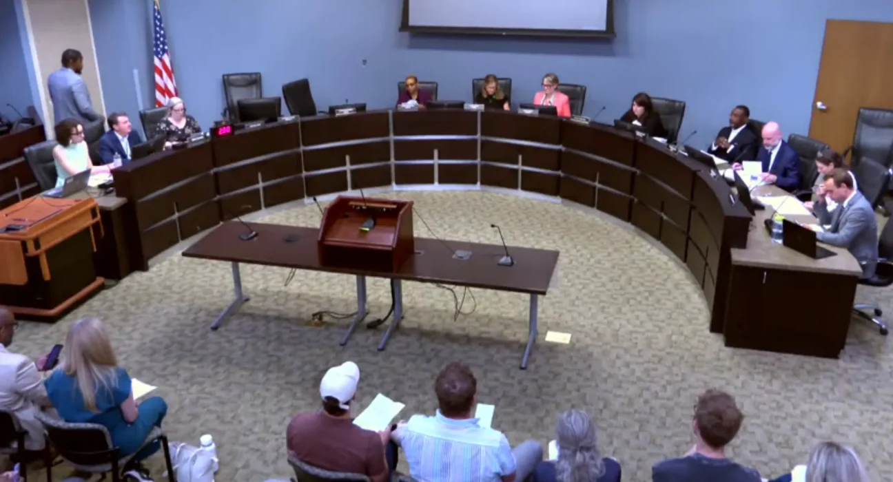 Nashville : Cinq heures d'attente, huées contre l'avocat de DC Blox et appel à l'arrêt des nouveaux centres de données