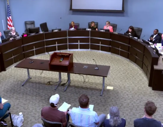 Nashville : Cinq heures d'attente, huées contre l'avocat de DC Blox et appel à l'arrêt des nouveaux centres de données