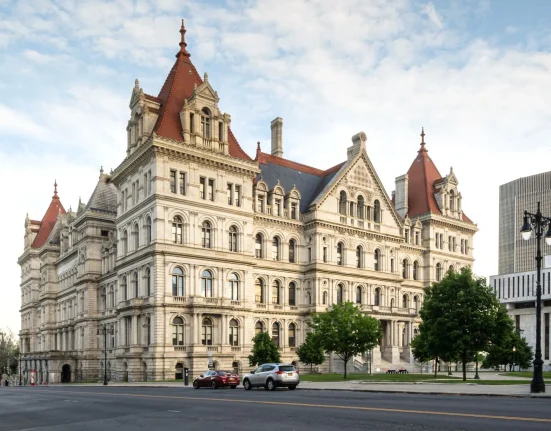 New York s'oriente vers une première pause au niveau de l'État sur les grands centres de données avant le vote d'un moratoire.
