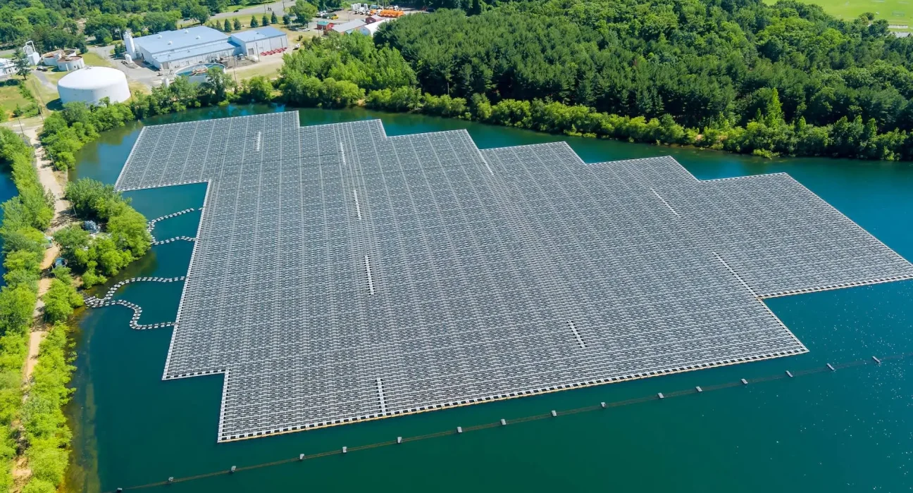 Oregon inaugure sa première centrale solaire flottante : énergie pour 60 foyers, économies sur les factures et préservation de 1,5 million de gallons d'eau par an.