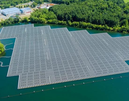 Oregon inaugure sa première centrale solaire flottante : énergie pour 60 foyers, économies sur les factures et préservation de 1,5 million de gallons d'eau par an.