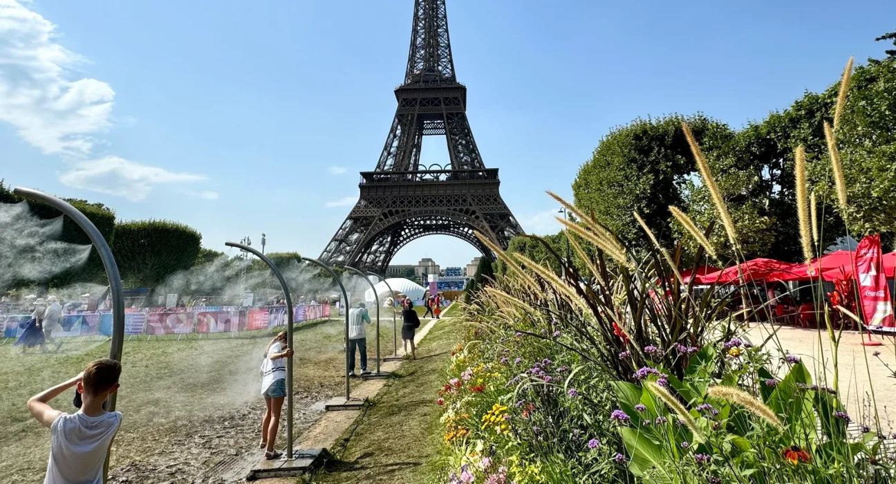 Paris ferme la Tour Eiffel et le Louvre plus tôt face à une vague de chaleur record ayant causé de nombreuses victimes.