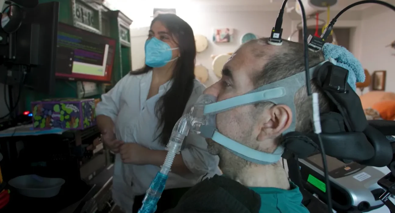 Patient atteint de SLA : un implant cérébral lui permet de parler, naviguer sur Internet et travailler