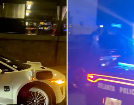 Patrouille policière d'Atlanta coincée derrière un Waymo réticent