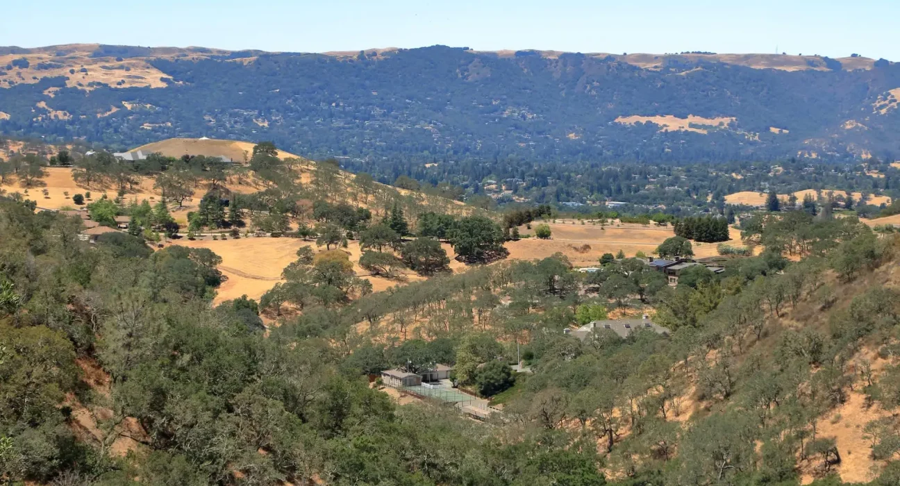 Plus de 300 résidents de Californie mobilisés en conseil pour s'opposer à un centre de données près d'une école