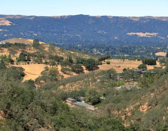 Plus de 300 résidents de Californie mobilisés en conseil pour s'opposer à un centre de données près d'une école