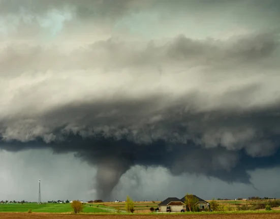 Plus de 40 millions de personnes entre Kansas City et Chicago confrontées à des vents de 70 mph, des grêlons géants et des tornades.