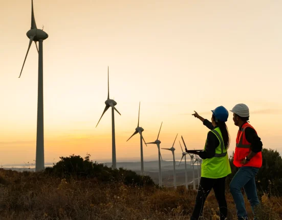Pour la première fois, l’éolien et le solaire surpassent le gaz naturel pendant un mois entier.