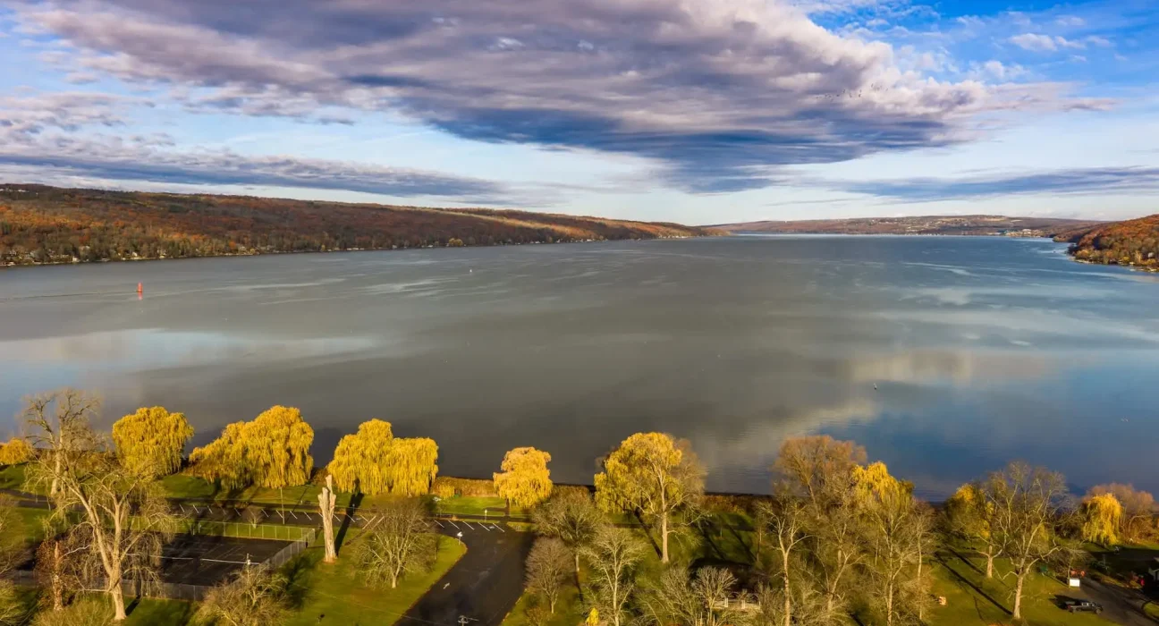Près de 20 000 signatures pour stopper le centre de données AI au lac Cayuga : mobilisation d'une coalition à New York.