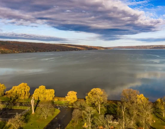 Près de 20 000 signatures pour stopper le centre de données AI au lac Cayuga : mobilisation d'une coalition à New York.