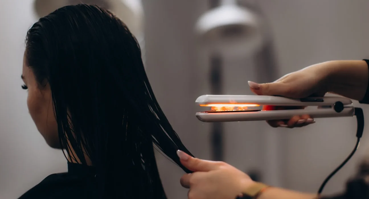 Produits de lissage capillaire : Une étude révèle des produits chimiques toxiques impactant principalement les femmes noires et les coiffeurs.