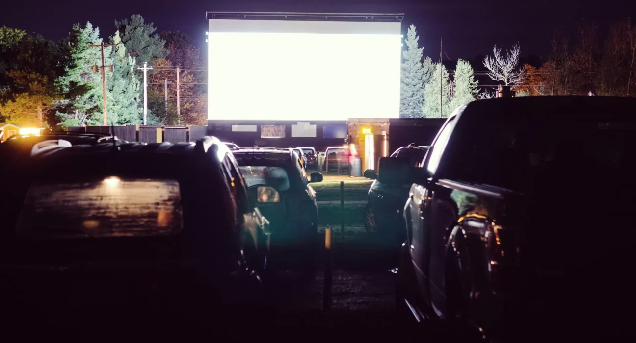 Propriétaire de voiture électrique dévoile un avantage surprise des cinémas en plein air après avoir abandonné sa boîte à rythmes.