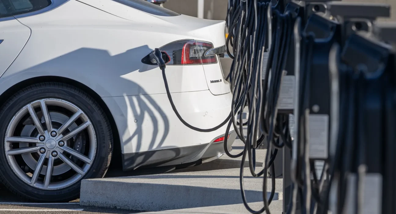 « Propriétaires d'EV en devenir : les bornes de recharge gratuites se raréfient dans les appartements aux États-Unis »