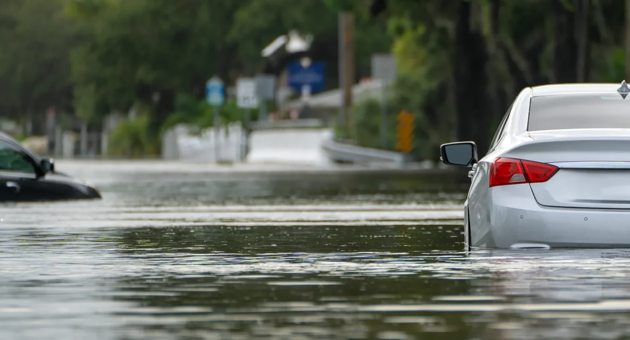 « Propriétaires de VE témoignent : leurs véhicules gèrent mieux les embouteillages inondés que les modèles à essence »