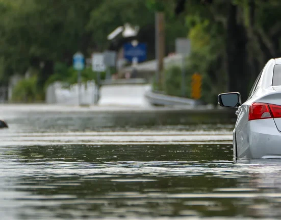 « Propriétaires de VE témoignent : leurs véhicules gèrent mieux les embouteillages inondés que les modèles à essence »