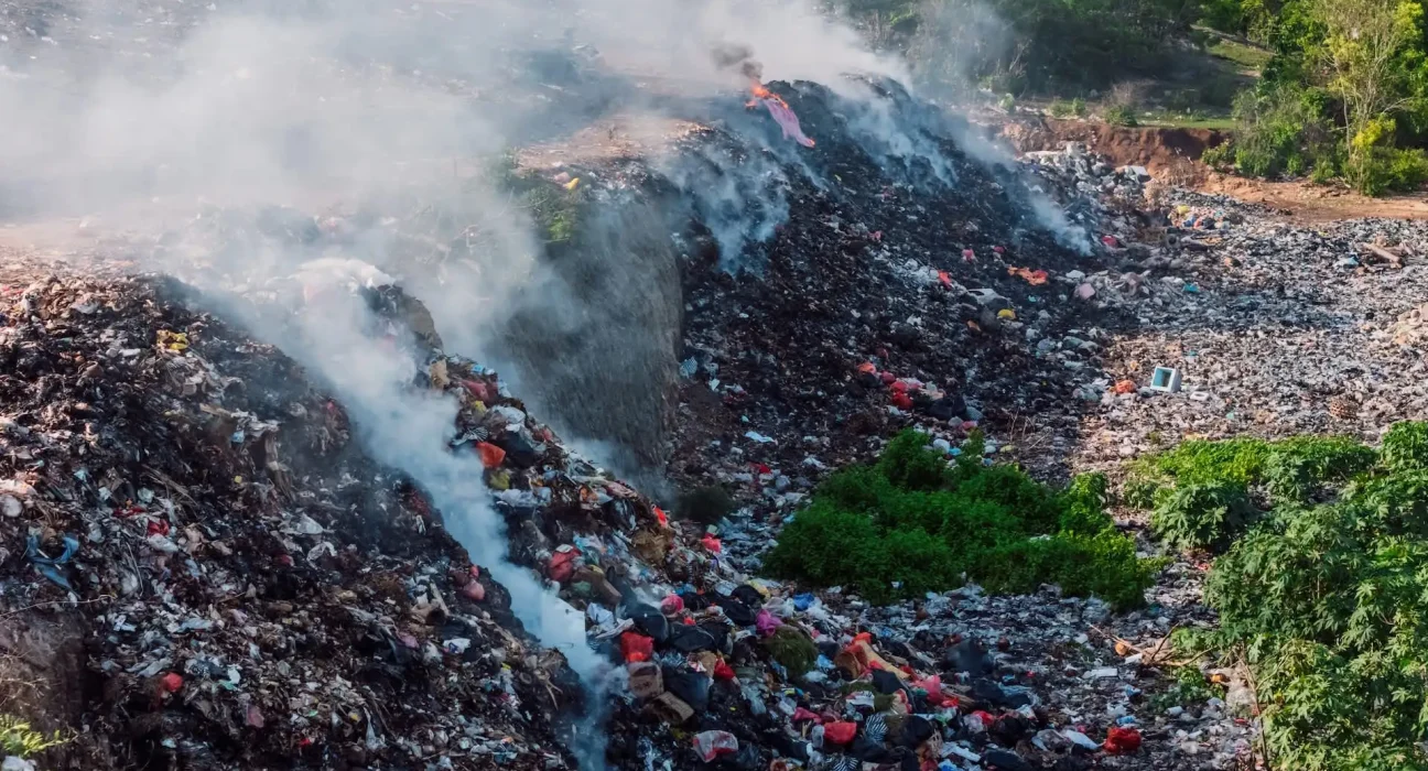 Quand la Chine a interdit les importations de déchets plastiques, les pays riches ont détourné leurs ordures vers l'Indonésie, augmentant ainsi la pollution de l'air.