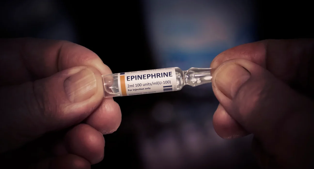 Rappel de près de 900 000 flacons d'épinéphrine par la FDA en raison d'impuretés et de dégradations détectées lors des tests.
