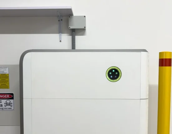 Réforme de la Loi Solaire du Connecticut : Les Batteries Domestiques Prises en Charge Face aux Limites des Incitations pour Panneaux Solaires