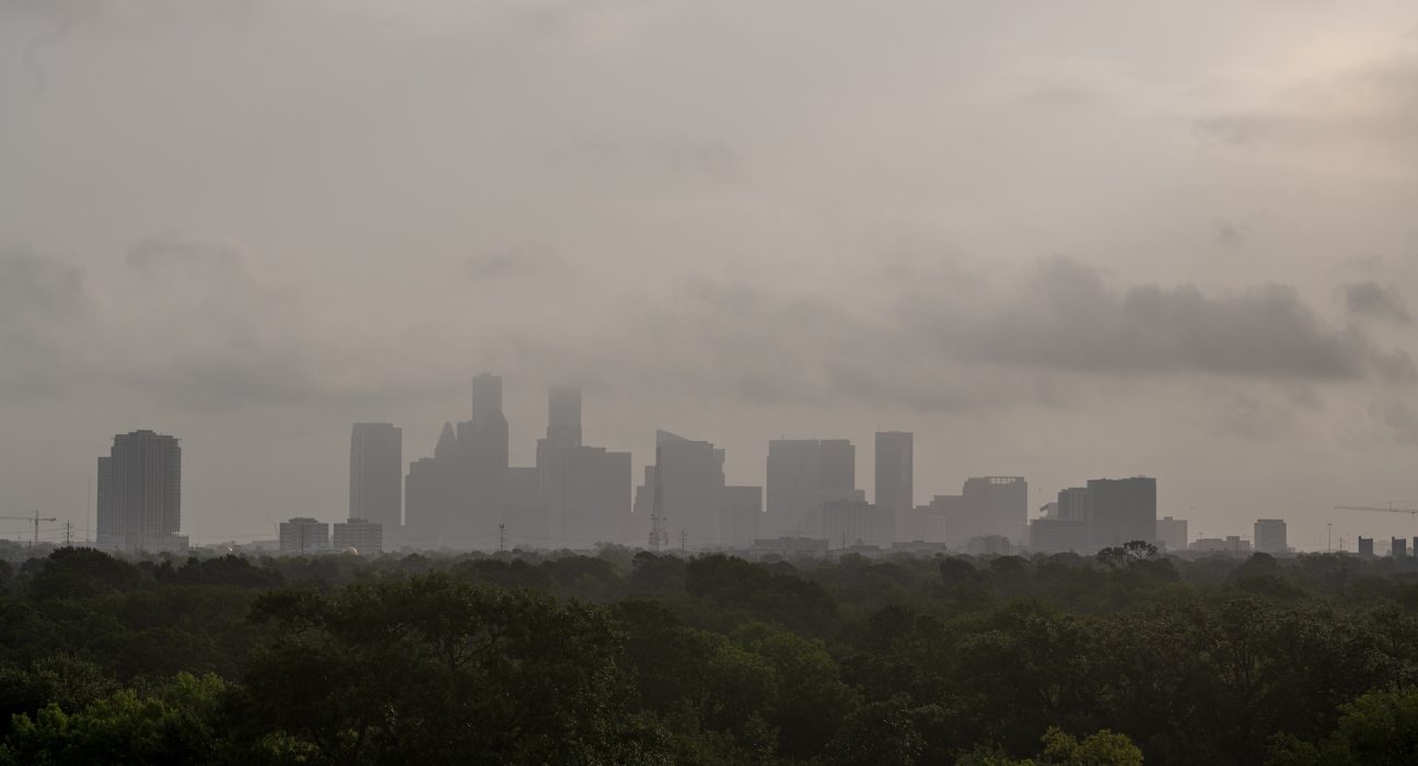 Retour de la poussière saharienne à Houston : un brouillard qui pourrait freiner les ouragans en mer.