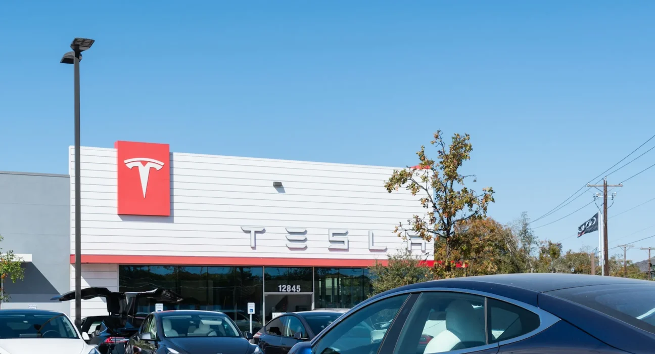 Révélations au Texas : Tesla compte seulement 42 robotaxis un an après le lancement du service par Musk