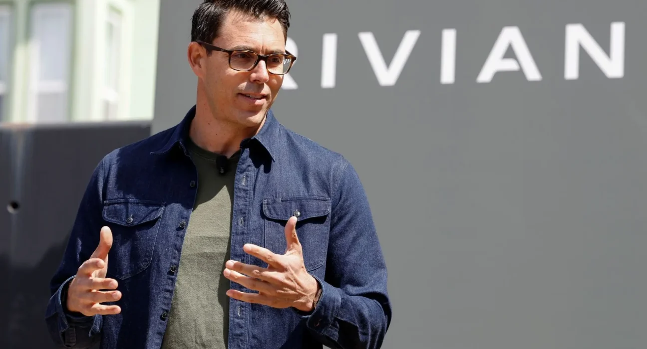Rivian : Le PDG qualifie la narration anti-VS de 'paresseuse' et évoque les bornes défaillantes comme frein à l'adoption.