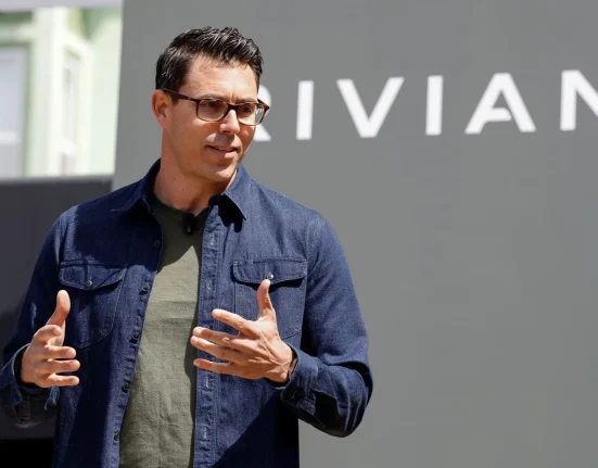 Rivian : Le PDG qualifie la narration anti-VS de 'paresseuse' et évoque les bornes défaillantes comme frein à l'adoption.