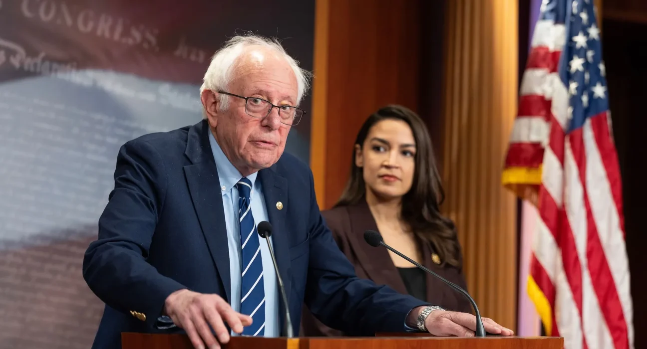 Sanders et Ocasio-Cortez demandent un gel des nouveaux centres de données IA des géants de la technologie.