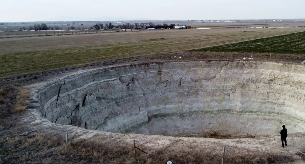 Siphon spectaculaire au Chili : Un gouffre de 200 mètres attribué à une mine