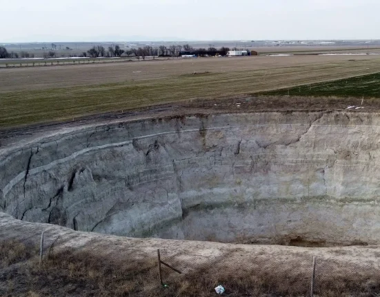 Siphon spectaculaire au Chili : Un gouffre de 200 mètres attribué à une mine