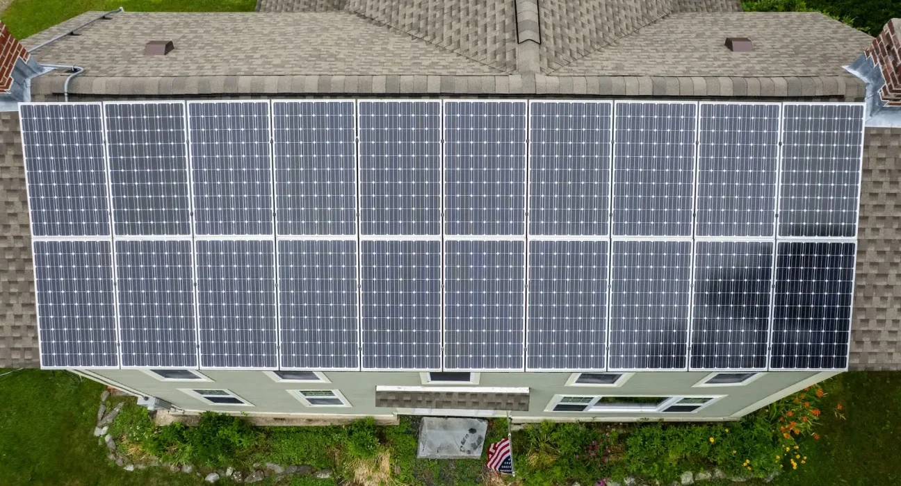 Surdensité de Coûts : La Transition Énergétique des Américains vers le Solaire, les Batteries et les Véhicules Électriques