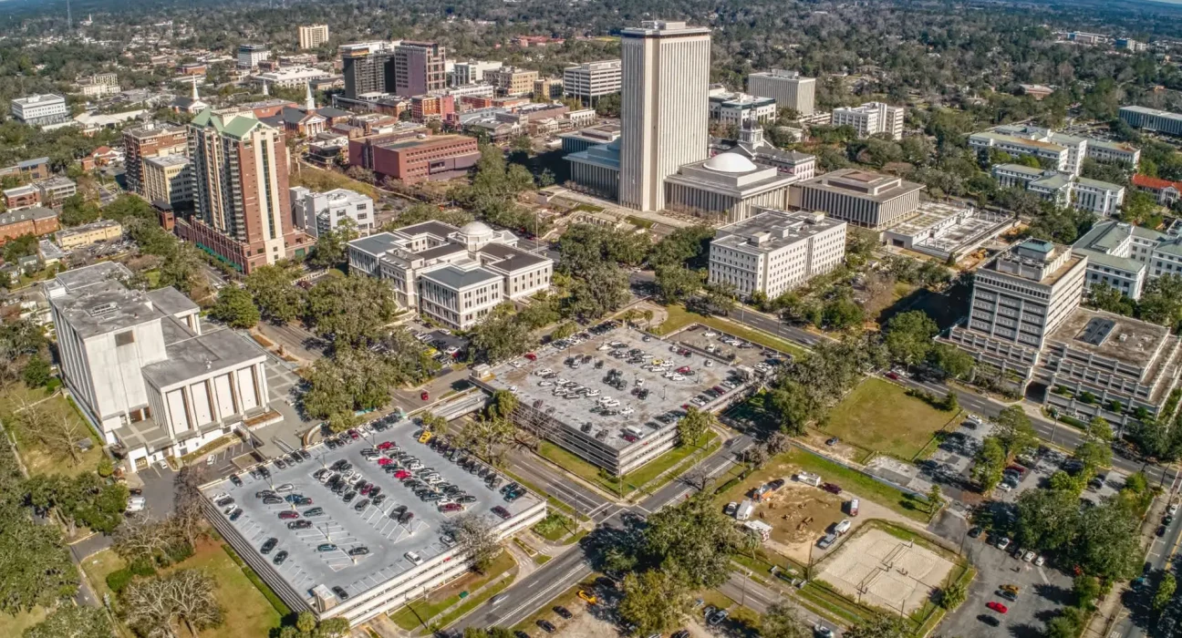 Tallahassee refuse de suspendre les centres de données après l'interdiction des grands projets par la ville.